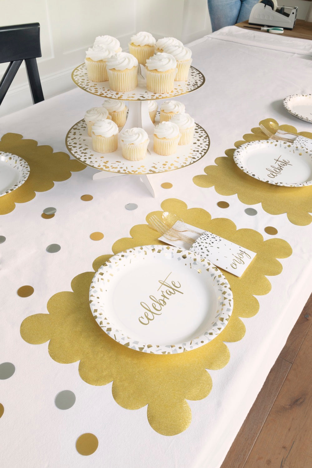 Gold Glitter Scalloped Plastic Placemats 8ct