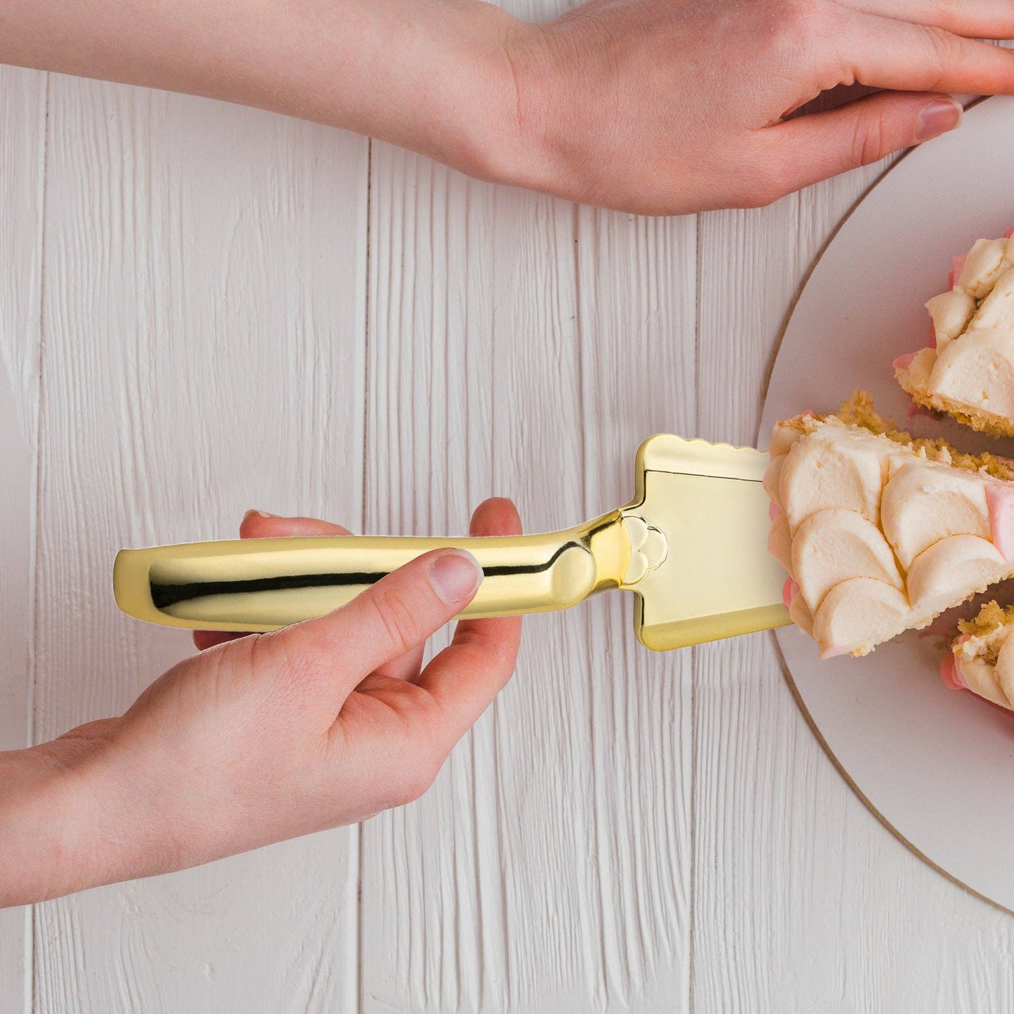 Shiny Gold Disposable Plastic Cake Cutters/Lifters - 5 pcs